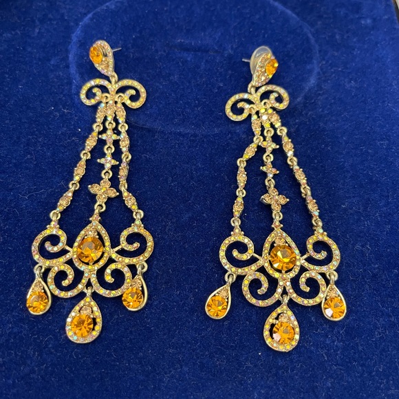 Gold studded earrings - Picture 1 of 3